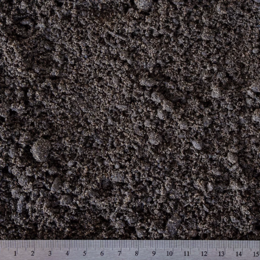 Detailní pohled na trávníkový substrát s částicemi o velikosti 0–20 mm, zobrazený vedle měřítka v centimetrech.