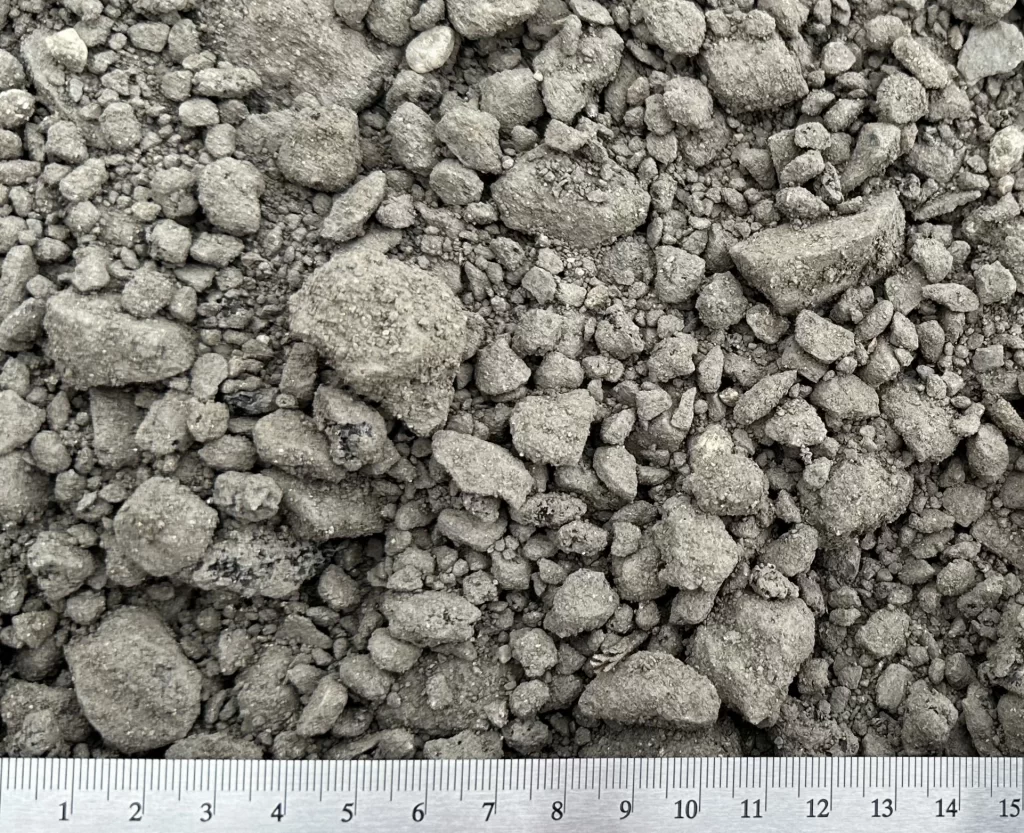 "Tříděný živičný recyklát o velikosti částic od 0 do 32 mm, obsahující směs drcených asfaltových materiálů a jemnějších fragmentů.